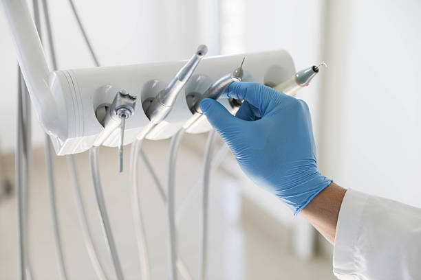 Professional Emergency Dentist technician working in Dundee, FL
